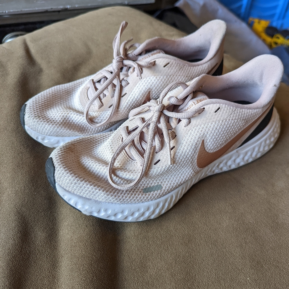 Nike Women's Revolution 5 Wide Running Shoe rose gold